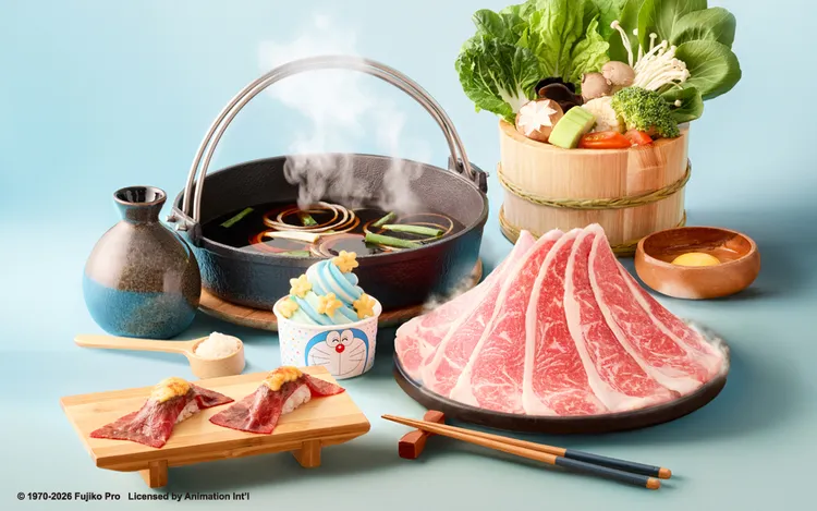 和牛涮推出兩人同行、在社群打卡，就送鮮甜白蝦。套餐升級和牛壽喜燒雙吃，還可大啖哆啦A夢合作餐點。王品集團提供