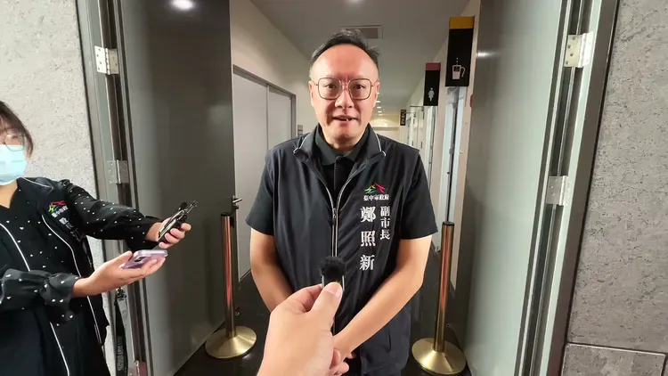 台中市副市長鄭照新上午受訪表示，總統府副秘書長何志偉昨上節目也承認「總統府棄單」。民眾提供