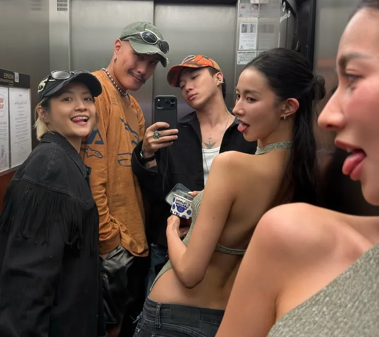 ØZI與女友及黃宣在電梯裡拍下俏皮的合影。翻攝Jane IG