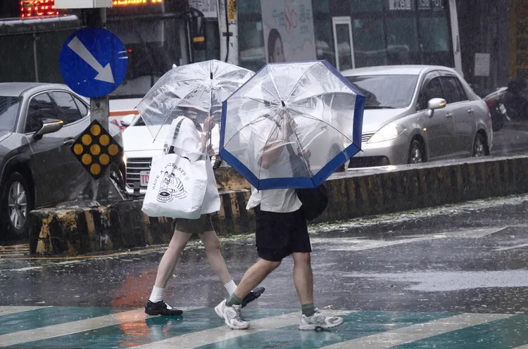 低壓帶持續壟罩台灣，未來一周降雨仍偏多。莊宗達攝