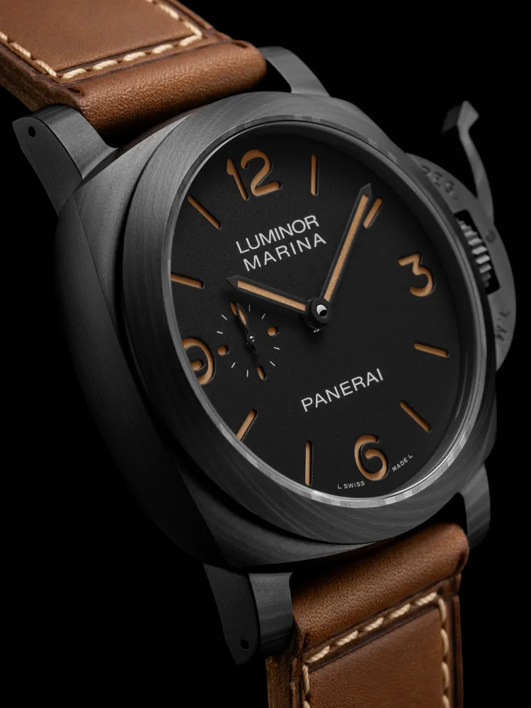 沛納海Luminor Marina碳纖維腕錶（PAM01707），44mm，Carbotech™碳纖維錶殼，黑色霧面三明治錶盤，棕色小牛皮錶帶（隨附黑色橡膠錶帶），P.9010自動上鍊機芯，動力儲存3日，防水深度300米，47萬元。品牌提供