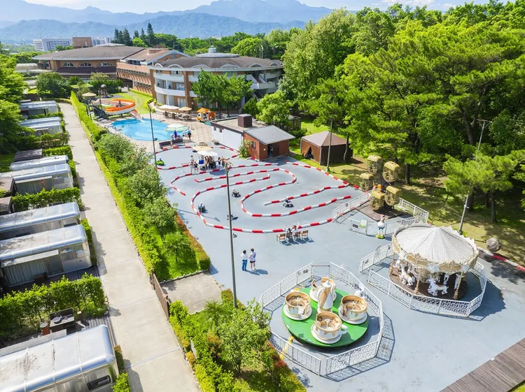 入住桃園高爾夫俱樂部．悅華大酒店可暢玩童樂園設施。天成飯店集團提供