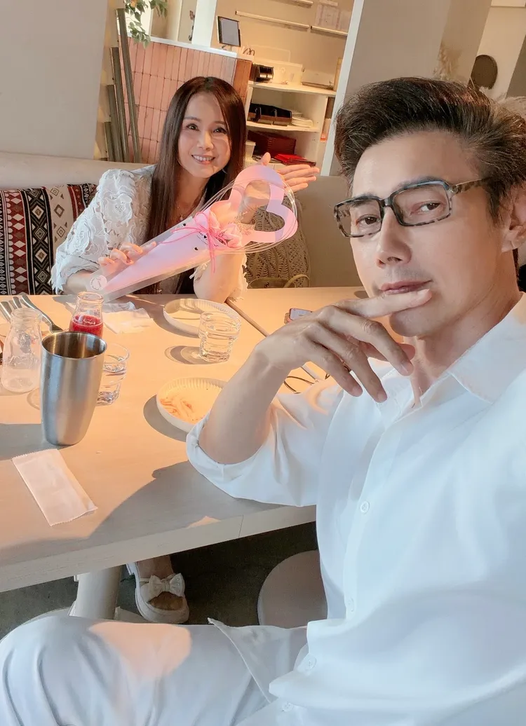 包偉銘（右）浪漫節日儀式感拉滿。翰森娛樂提供
