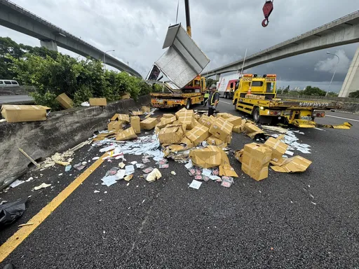 國1平鎮段貨車打滑翻覆！貨物散落地　駕駛輕傷送醫