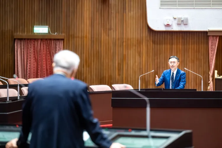 立委李坤城（右）在立院詢問陳永興。立法院提供