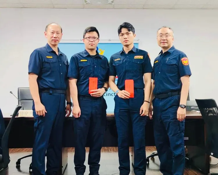 右2為三峽警員周彥斈。翻攝畫面