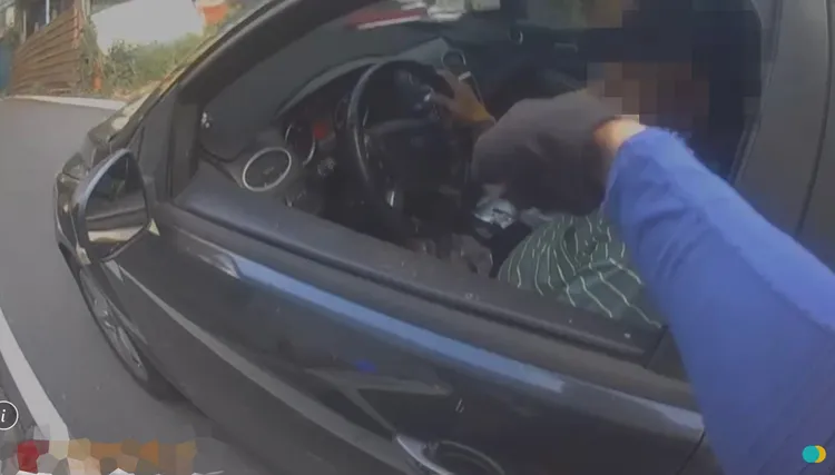 木姓男子看到警員慌張關上車窗反而露餡，自己無照與車上四名非法移工通通被逮。翻攝畫面