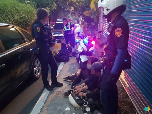 車窗見警秒關！三峽警「認出老熟人」　翁再無照駕駛還載4非法移工