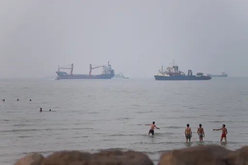 荷莫茲海峽船隻遭不明拋射物擊中　傳船員傷亡