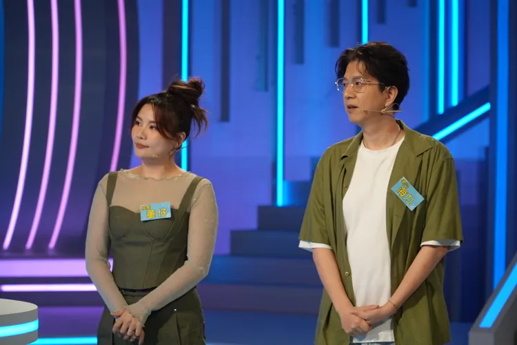 董仔（左）錄影太忘我，忘記老公海力存在，為了選題起爭執。公視台語台提供