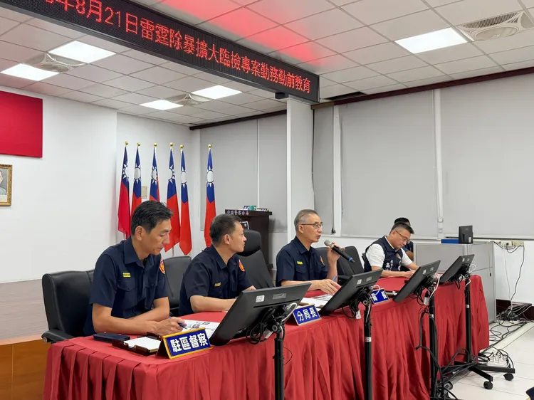 警察局長廖恆裕(左三)坐鎮指揮。中壢警分局提供
