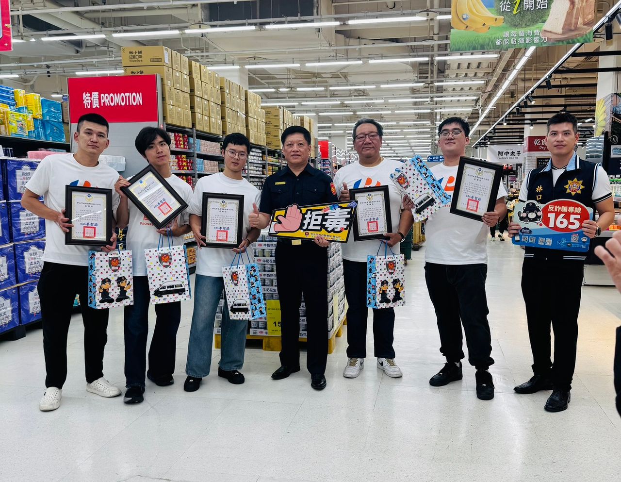 路人遇刺血染賣場!萬家福5員工挺身而出壓制暴徒 林口警表揚「超級勇敢」