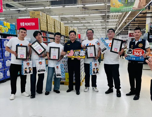 路人遇刺血染賣場！萬家福5員工挺身而出壓制暴徒　林口警表揚「超級勇敢」
