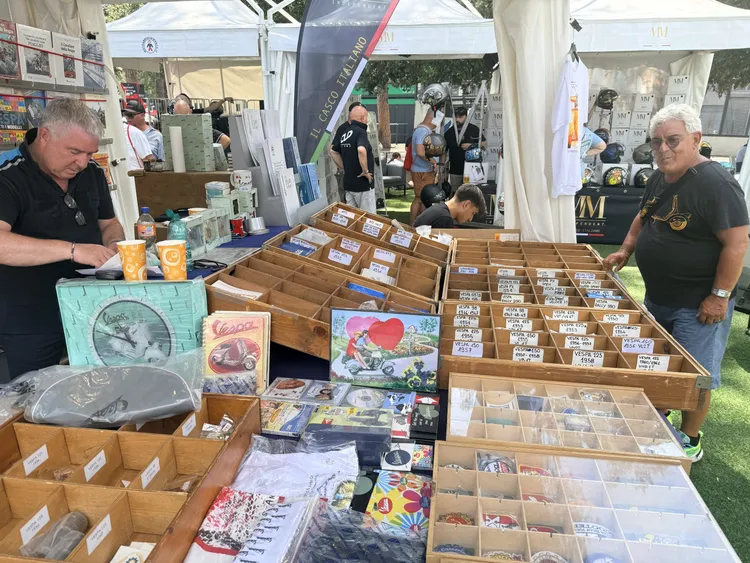 從服飾、配件到紀念收藏，Vespa透過市集延伸品牌文化，讓車迷除了賞車，也能把義式生活風格一併帶回家。