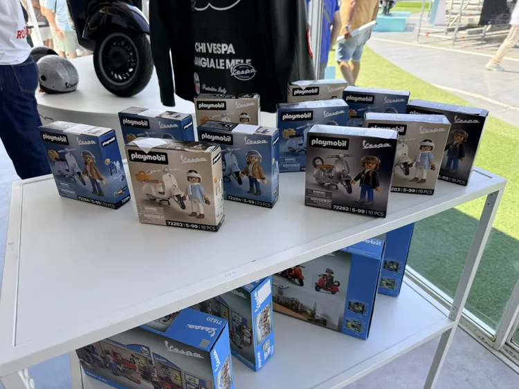 原廠精品商店販售多款80周年限定商品，不少車迷專程前來選購紀念服飾與收藏精品。林浩昇攝