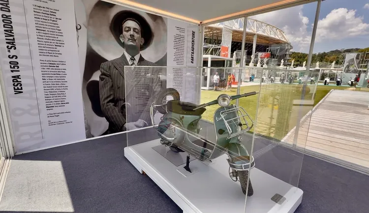 Piaggio Museum特別將多輛珍貴館藏運抵羅馬展出，不同年代的經典Vespa同場亮相，完整呈現品牌80年來的設計演進。林浩昇攝