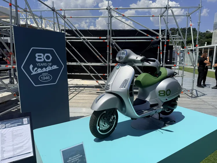 首次亮相的Vespa Edizione Ottantesimo限量紀念車，憑藉專屬車色、細膩飾件與80周年徽飾，吸引大量車迷駐足欣賞。林浩昇攝