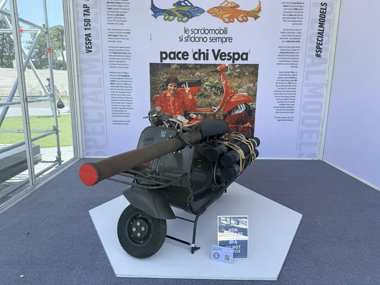 曾服役於法國傘兵部隊的Vespa 150 TAP，是品牌歷史上最具傳奇色彩的車款之一，車身可搭載75mm無後座力砲，如今已成為Piaggio Museum珍貴館藏。林浩昇攝