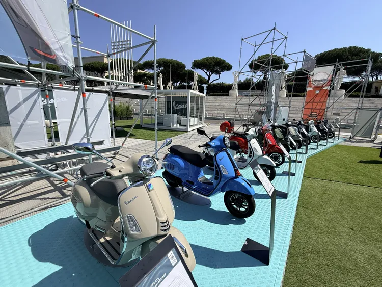 Vespa現行車系完整進駐展區，從Primavera、Sprint到GTS等熱門車款一字排開，展現品牌完整產品陣容。林浩昇攝