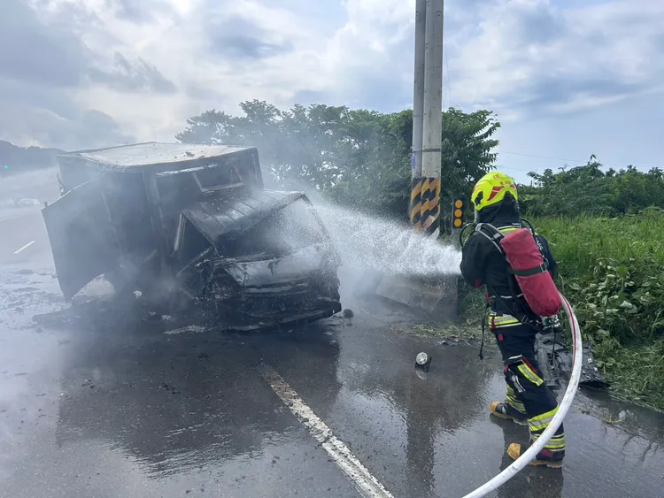 小貨車車頭被燒毀，駕駛慘被燒死。民眾提供
