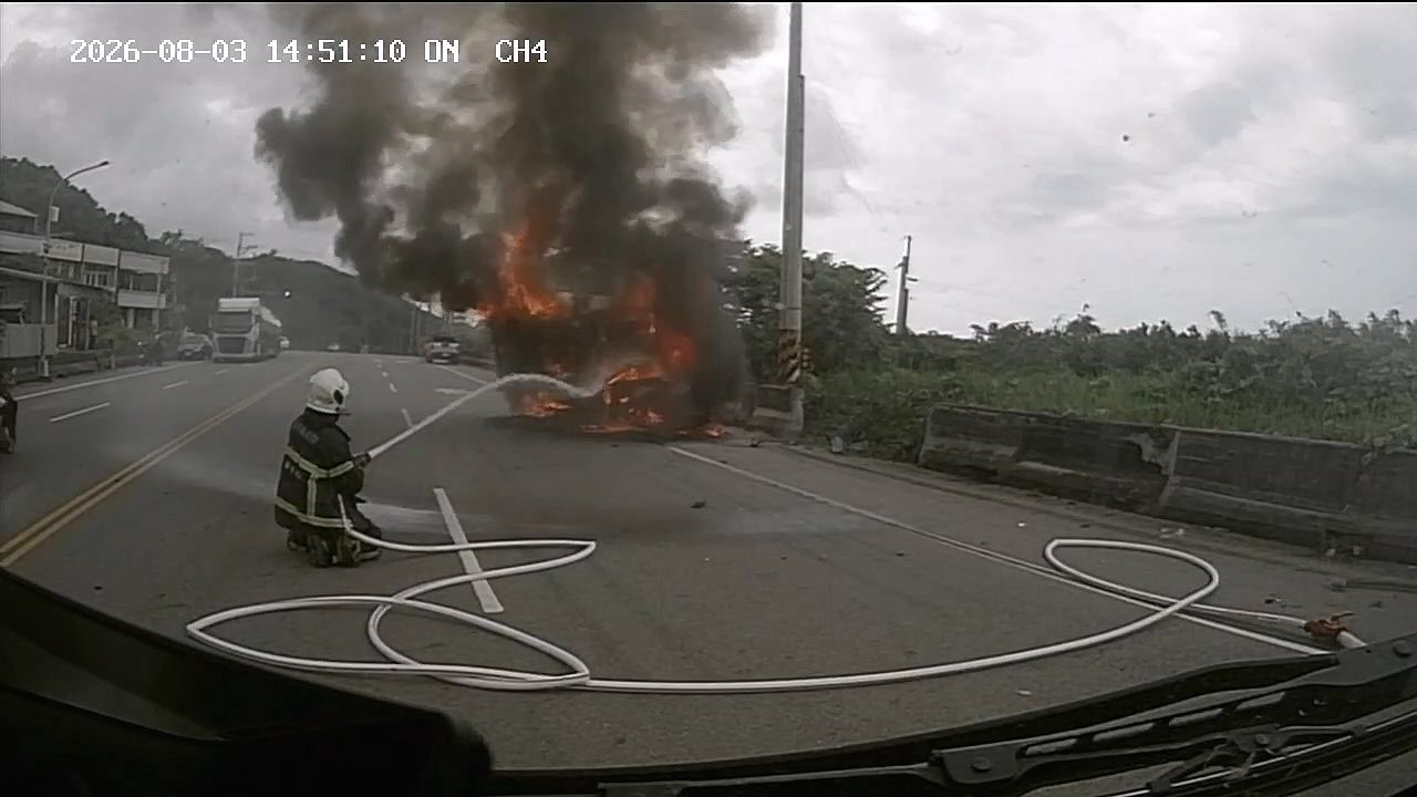 「大苑子」物流車疑遭撞起火燃燒 駕駛逃生不及慘成焦屍