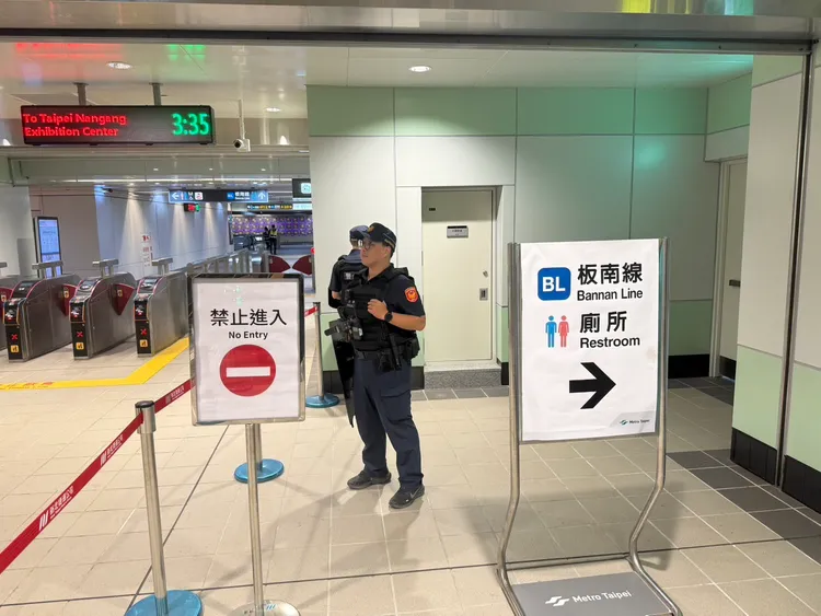 捷運警察隊三鶯分隊員警於各站月台守望，並與站務人員保持聯繫。警方提供
