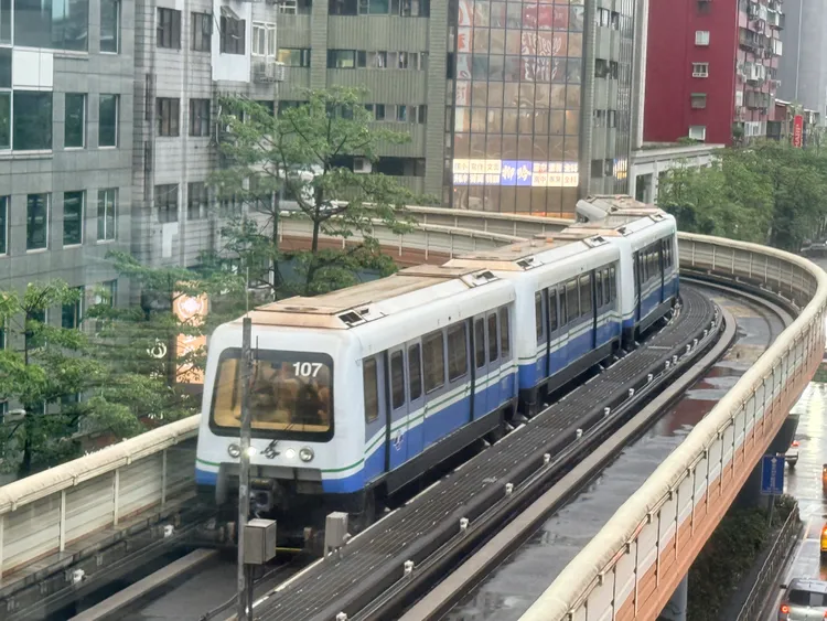 演習時捷運、高鐵、台鐵維持正常運行，但旅客下車、下機後，仍須就近避難。攝影中心