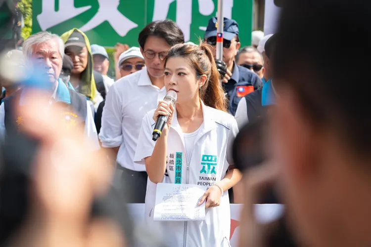 台灣民眾黨今（20）日，由台灣民眾黨主席黃國昌偕超過五百名退休警消人員集結行政院前，再度向賴清德政府發出怒吼、陳情抗議。民眾黨提供