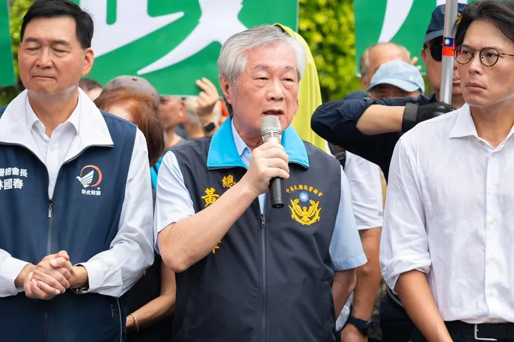 台灣民眾黨今（20）日，由台灣民眾黨主席黃國昌偕超過五百名退休警消人員集結行政院前，再度向賴清德政府發出怒吼、陳情抗議。民眾黨提供