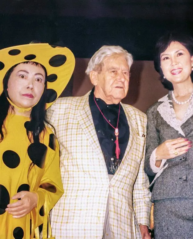 白嘉莉（右起）與羅伯特馬塔、草間彌生交流。翻攝白嘉莉臉書