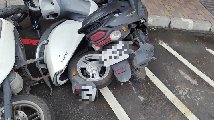 停在車格內的3輛機車被撞翻，損失待估。翻攝畫面