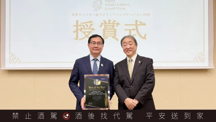 金車集團暨噶瑪蘭威士忌董事長李玉鼎(左)親赴日本領獎，與TWSC執行委員長 土屋守(右)合影。業者提供