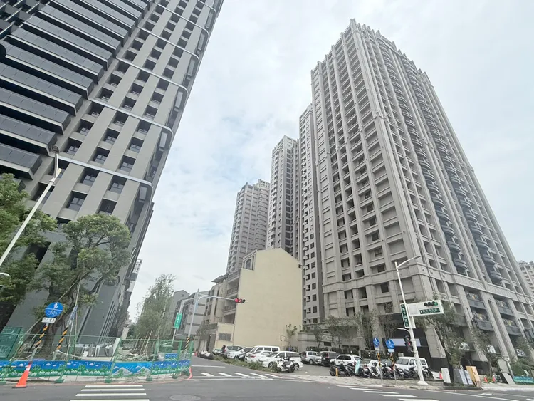 「堅山仰岄」，坪數主力55-87坪，具馬卡綠園道首排景觀，而建案旁就是高雄創價銷售，皇苑建設「御皇苑」，實登最高突破8字頭來到84.7萬元。葉家銘攝