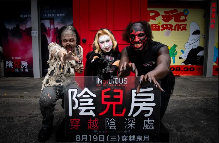 網紅黑龍化身「紅臉惡魔」、張藝變身「黑衣新娘」、鐘佳播扮成「鑰匙惡魔」。索尼影業提供