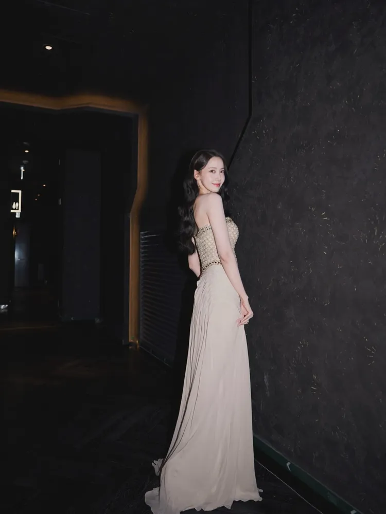 身為紅毯資優生的潤娥，此次以一身平口鑽飾禮服勾勒出優雅曲線。翻攝潤娥IG