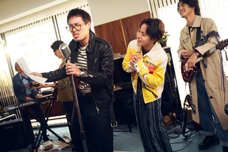 劇中楊祐寧飾演決定一首歌能不能被聽見的製作人，青峰則交出那首被聽見的《晴天娃娃》。哈里坤的狂歡提供