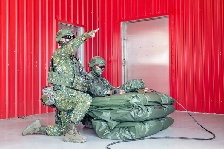 「漢光42號」實兵演習近日第4天，第三作戰區上午於桃園地區實施整體短程防空演練，砲兵部隊運用陸射劍二飛彈系統。第三作戰區提供