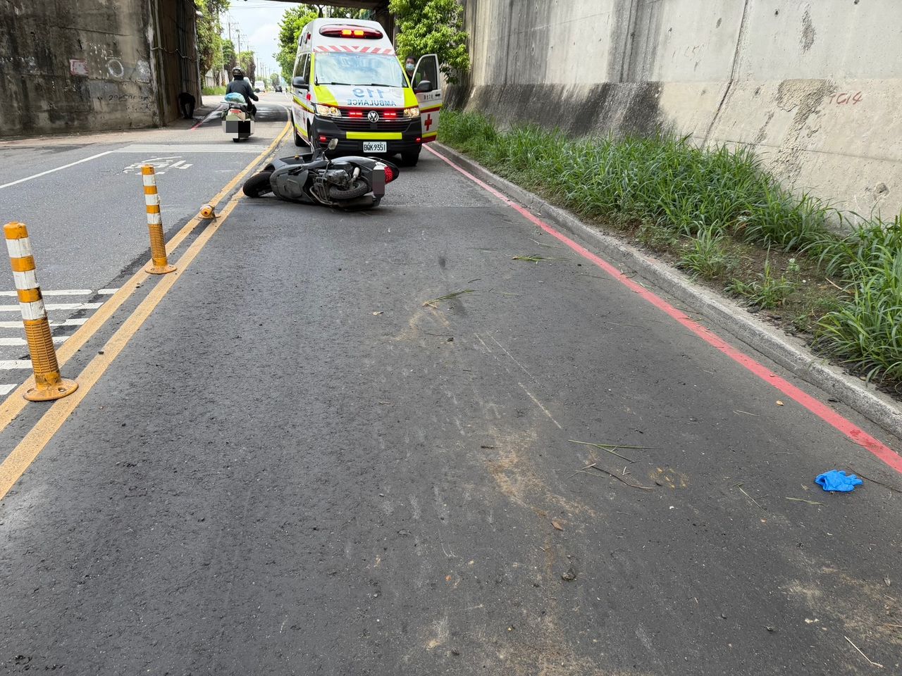 新莊18歲男騎車載母 自撞燈桿1死1傷