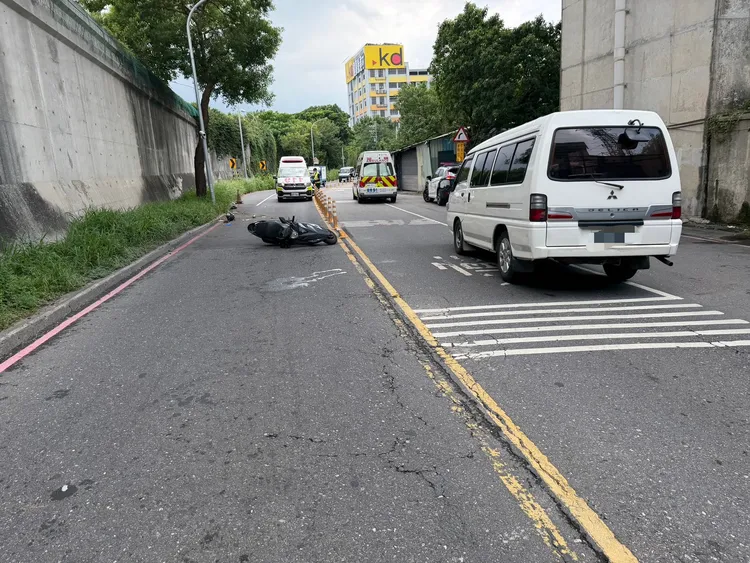 黃男擦撞路緣後摔車。翻攝畫面