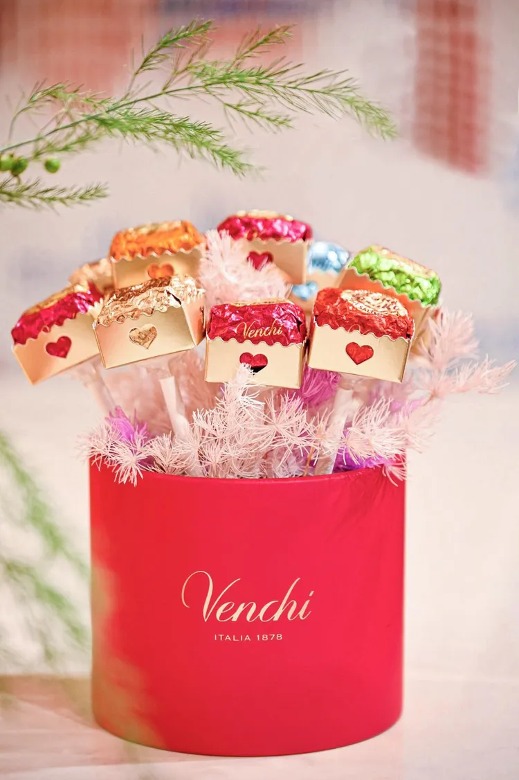 Venchi七夕巧克力花束中含有8顆魚子方巧克力。品牌提供