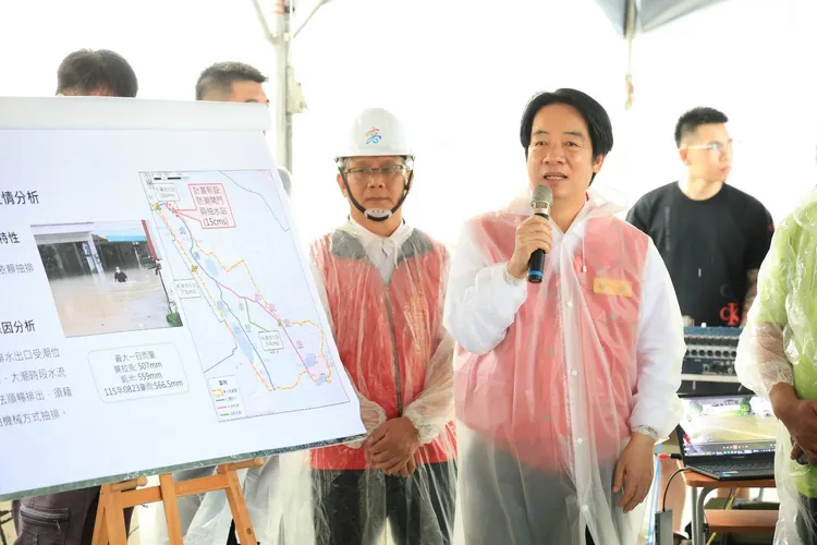 賴清德總統肯定陳其邁市長團隊，在第一時間就進行抽水機調度及滯洪池抽排。翻攝畫面