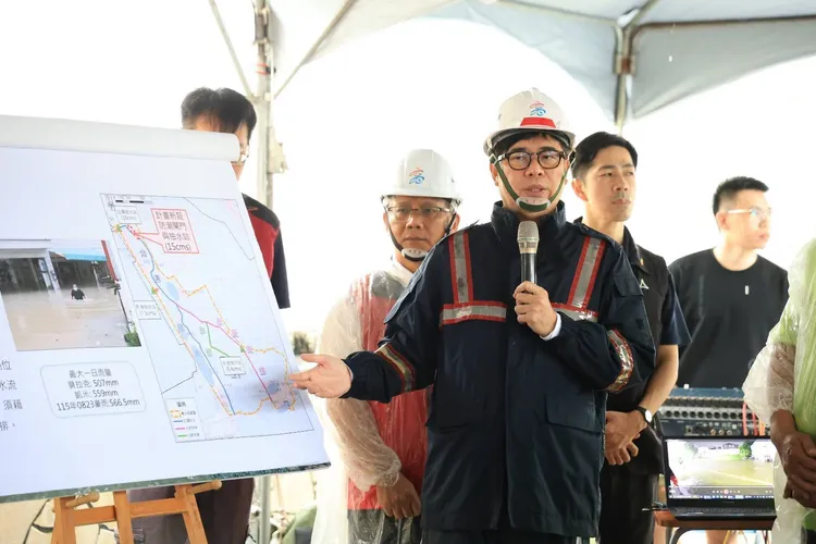 市長陳其邁簡報土庫排水流域改善及永安北溝排水治理計劃。翻攝畫面