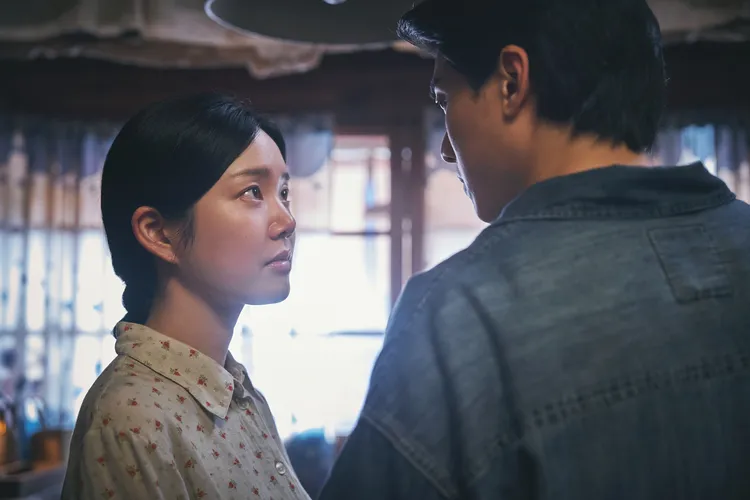 李侑菲（左）首次參演台劇，與林哲熹（右）有許多浪漫對手戲。公視台語台提供