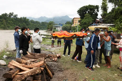 尼泊爾洪災失聯暴增至4247人、903死　開始埋葬大量難辨認遺體