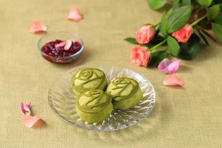 貓茶町全新推出的「花香玫瑰」，嚴選友善農場可食用玫瑰花及以文山包種茶揉入淡雅茶綠色酥皮，經慢火烘烤後呈現酥鬆細緻口感，清雅茶香自然襯托酥皮層次，也平衡傳統糕點的甜膩感。貓茶町提供