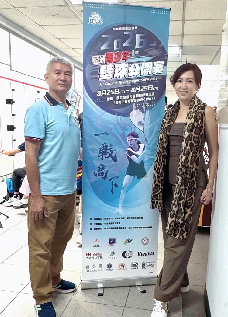 廖家儀（右）擔任「第一屆亞洲青少年壁球公開賽—台北站」顧問，與壁球協會理事長王文瑞，一起為台灣年輕選手加油。民視提供