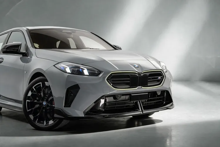 M Performance黑色高光澤前定風翼俐落造型降低車頭視覺重心，營造貼地且充滿力量的性能姿態。業者提供