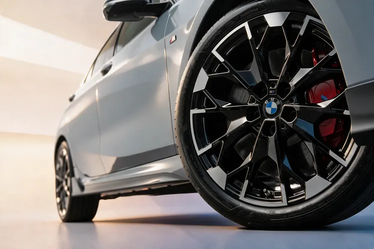  BMW M135 Boost+ Edition標配19吋M型鋁圈搭配紅色M煞車套件點燃操駕激情。業者提供