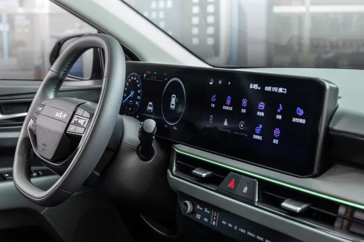 座艙導入雙12.3吋全景顯示螢幕，並支援Apple CarPlay與Android Auto，讓行車資訊與娛樂功能更直覺便利。業者提供