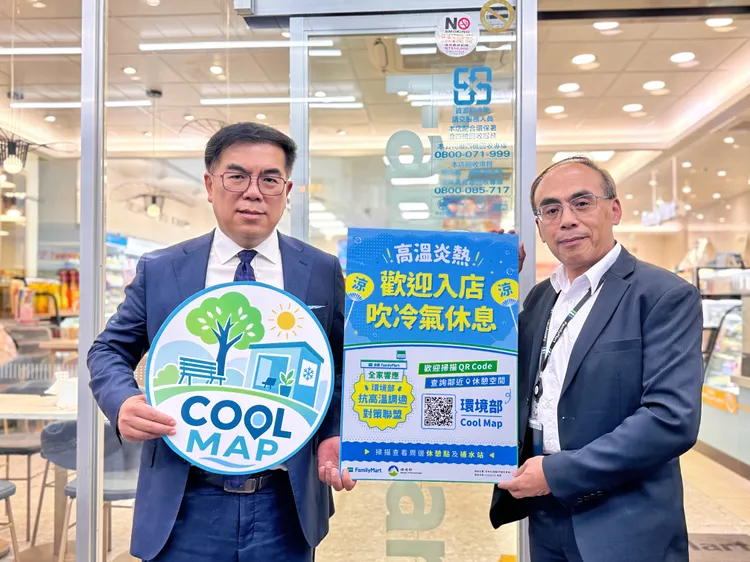 環境部推動「Cool Map抗高溫涼適地圖」，除了超商之外，希望銀行也能納入室內涼爽點。圖為環境部長彭啟明（左）、全家超商營業業務本部長黃德盛走訪長賓店門市，親自體驗「Cool Map抗高溫涼適地圖」。全家提供